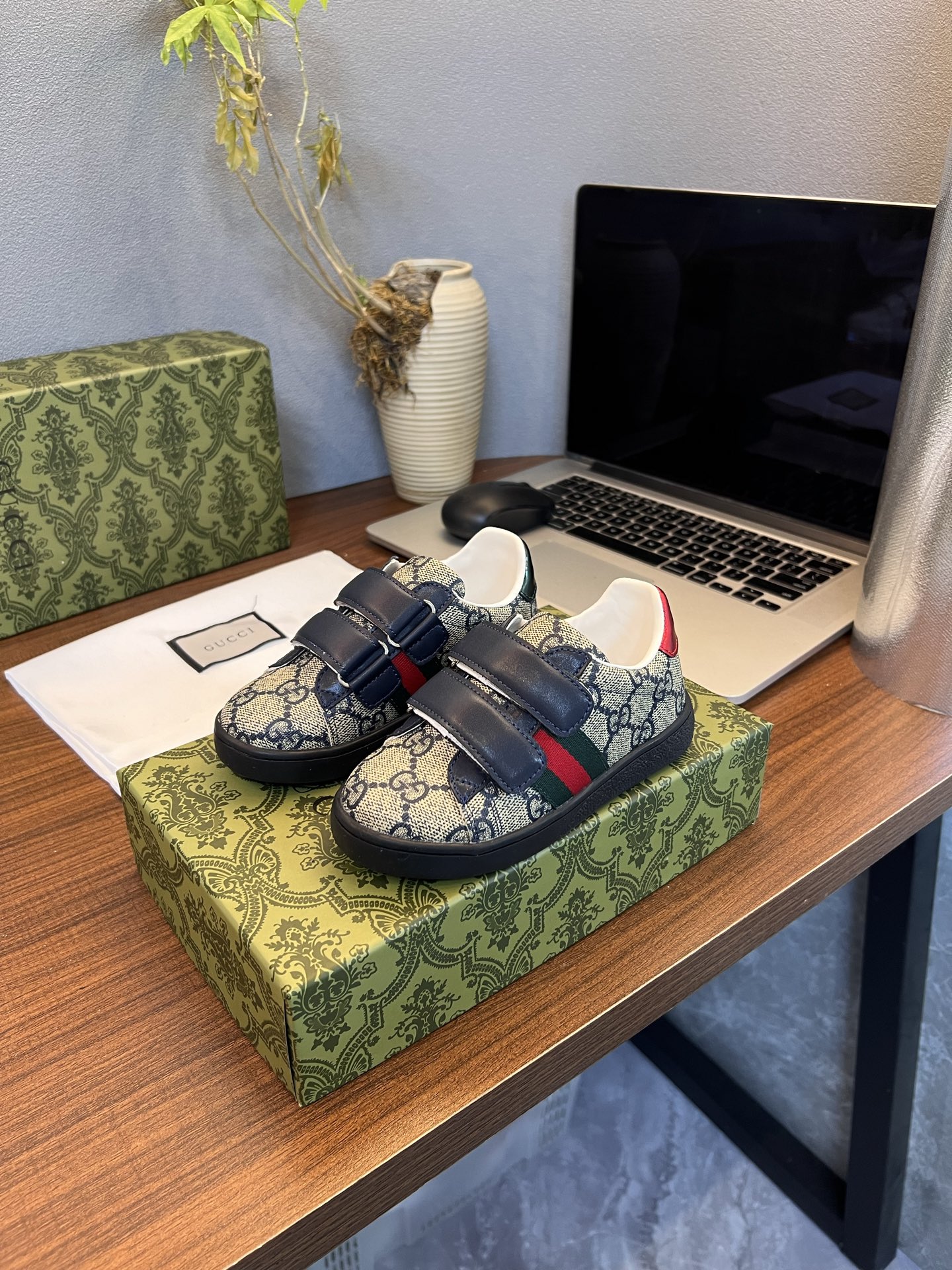 Children's shoes child